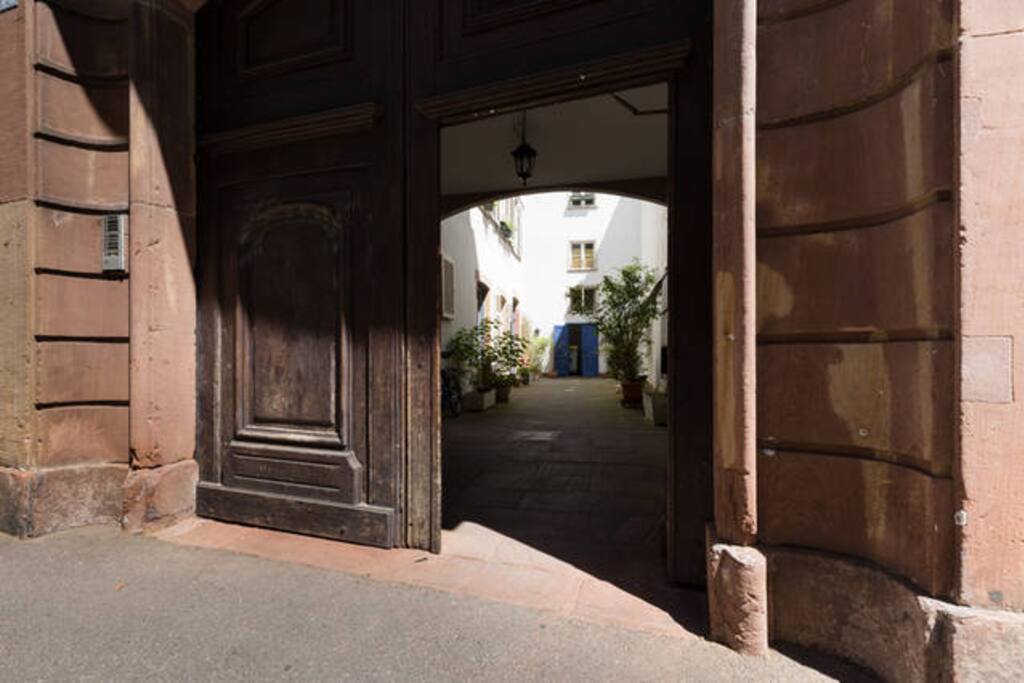 Portail d'entrée de la copropriété - Building main entrance door.
