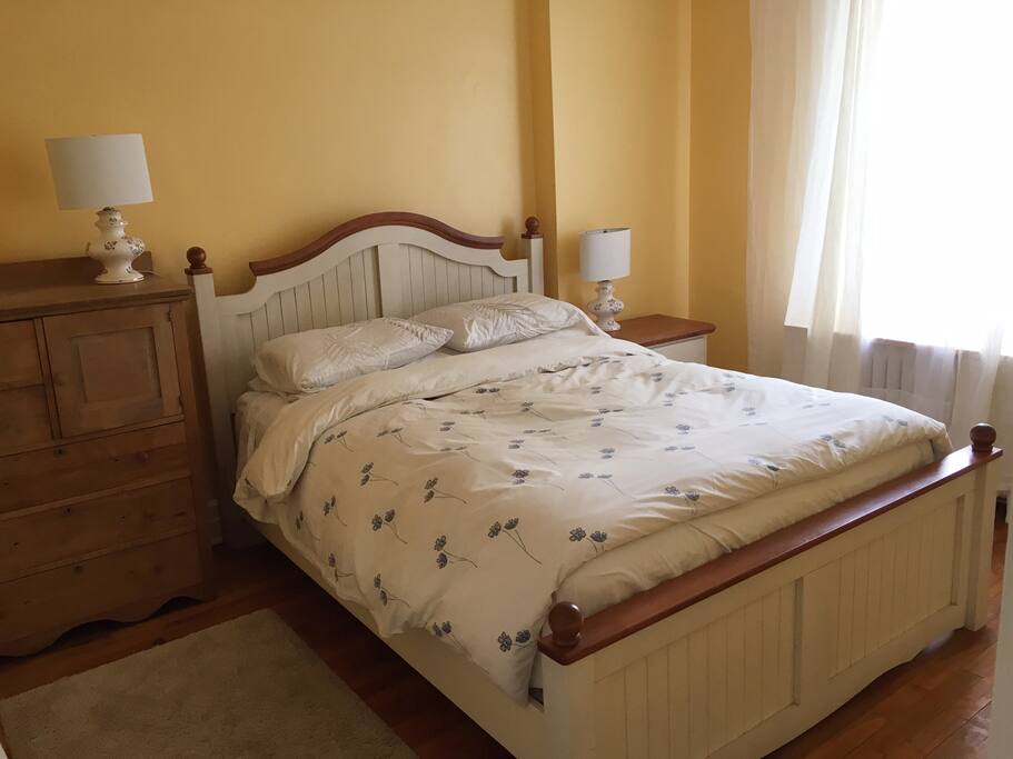 Bedroom with a queen sized bed