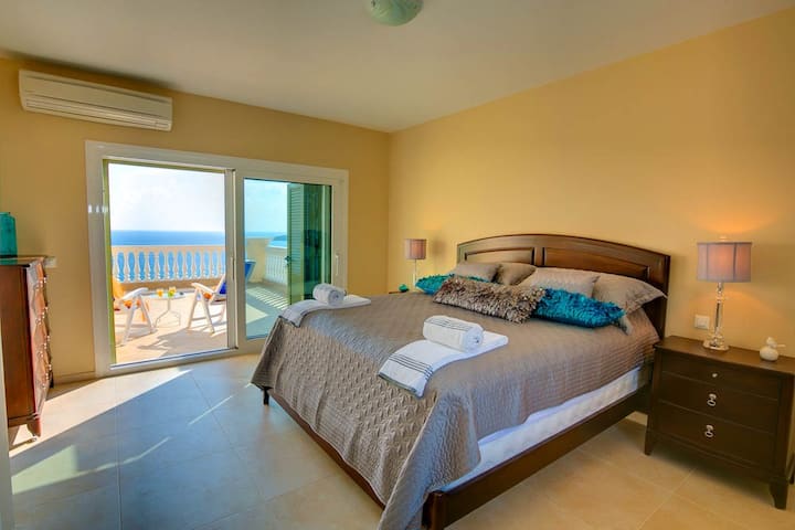 Master Bedroom na maoni ya ajabu na upatikanaji wa balcony kuu