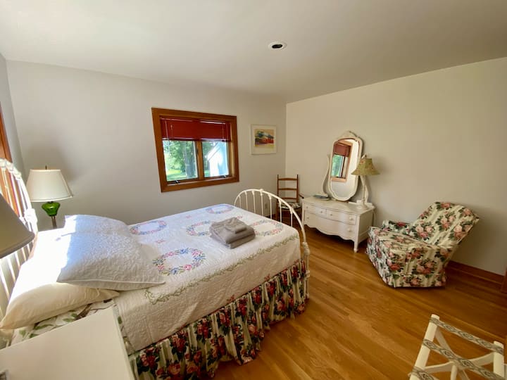 主楼层卧室配有双人床