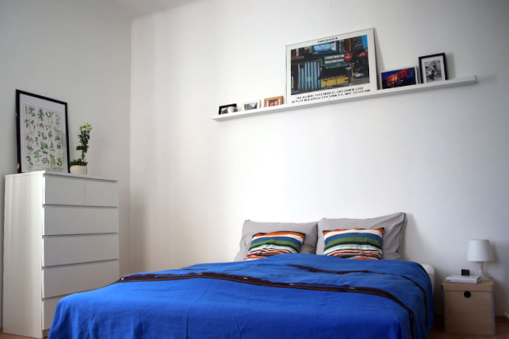Bedroom with kingsize bed