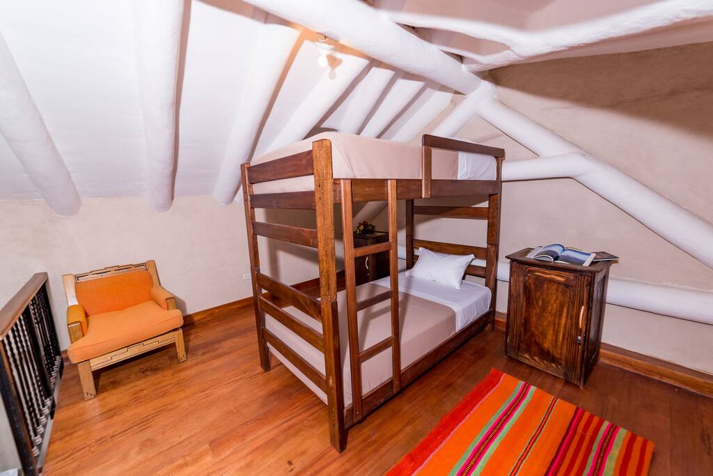 cama litera en habitacion compartida