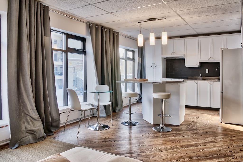 La magnifique fenestration vous permet d'observer la rue Racine