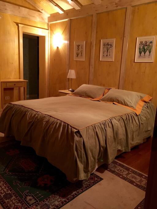 Camera matrimoniale, restando nella stessa tipologia di arredo, variano in ogni stanza le tonalità scelte per garantire esclusività ad ogni cliente