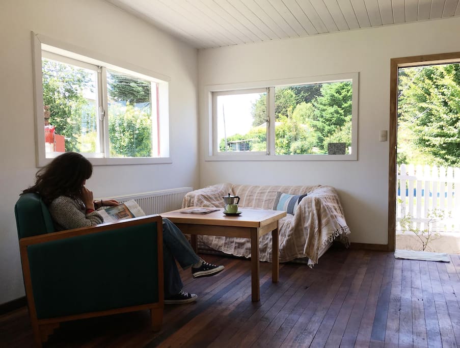 Living del departamento, con acceso a pequeña terraza