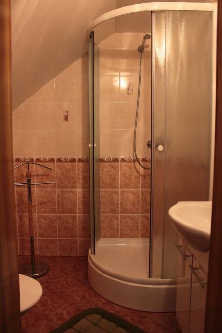 Samostatná koupelna s toaletou pouze pro vámi vybraný apartmán.