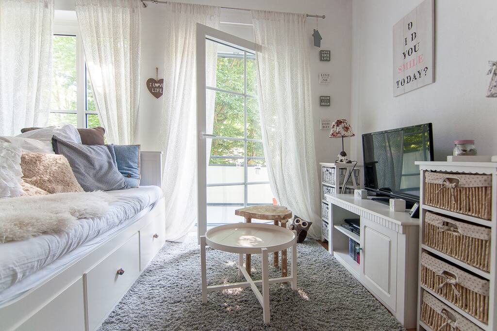 Wohnzimmer mit Zugang zum Balkon