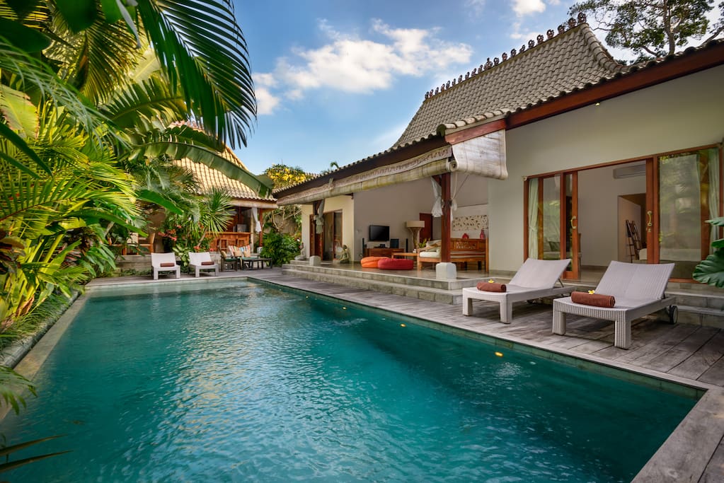Beautiful overflow 12 meter pool.