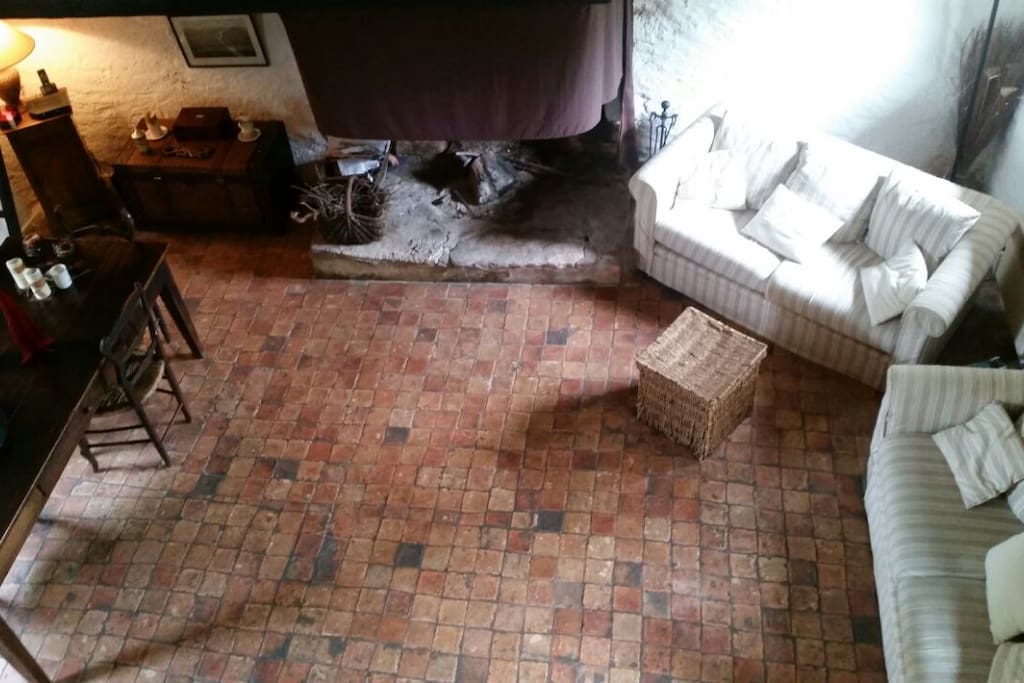 Pièce à vivre de 35m2 avec cheminée monumentale