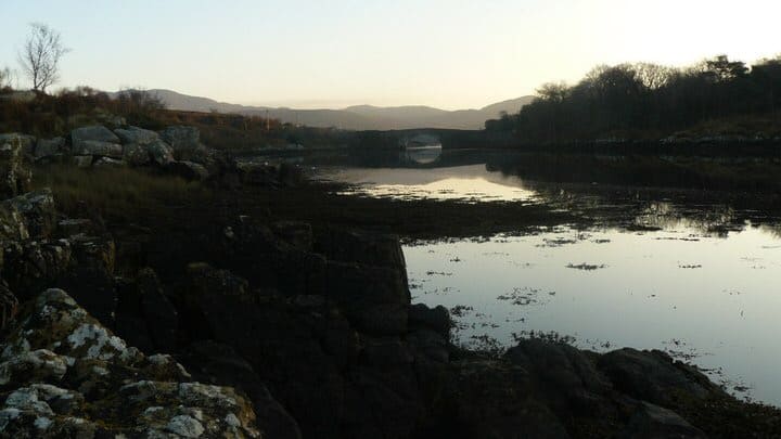 Teach Cois Sruthain