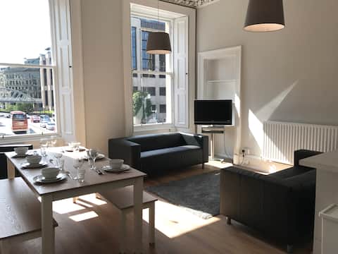 Top performing Airbnb: 5 Bedroom, 4 Bath, City Centre, Victorian Flat in Tollcross