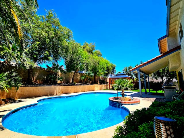 Spacious 4BD House/3BA/Pool/Spa/BBQ/9Min Strip/AC