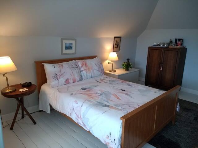Room in Scottish home, great location & b/fast (B)
