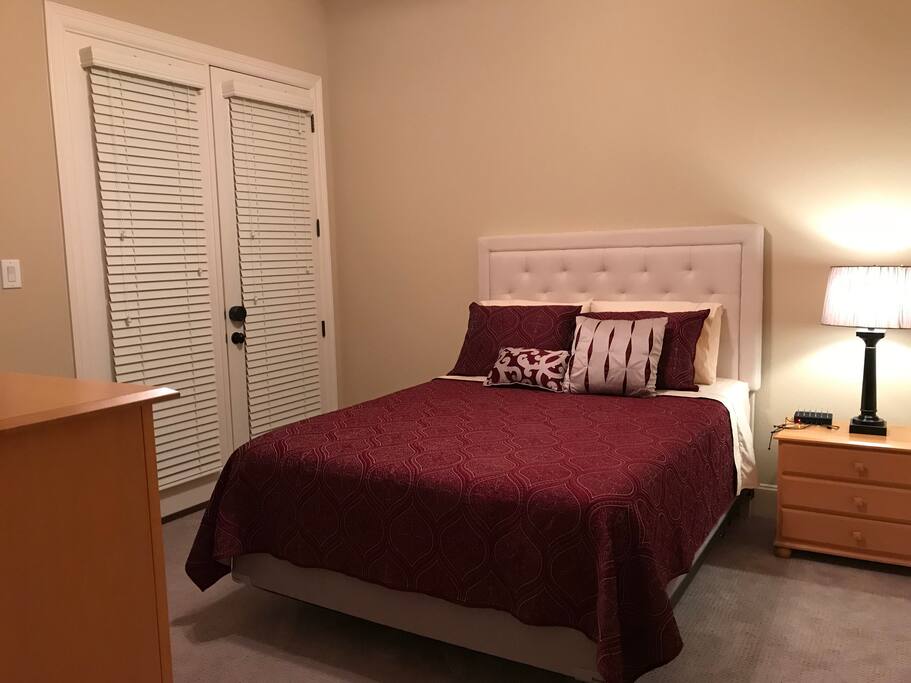 Queen bed (Tempurpedic) with private entrance