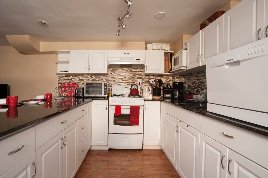 Fully equipped kitchen makes meal preparation easy, whether for yourself or the whole family