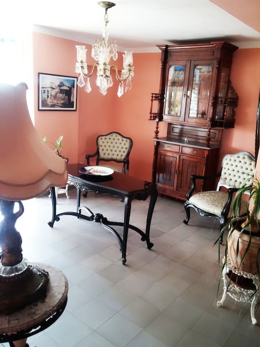 Sala con muebles al estilo Luis XV