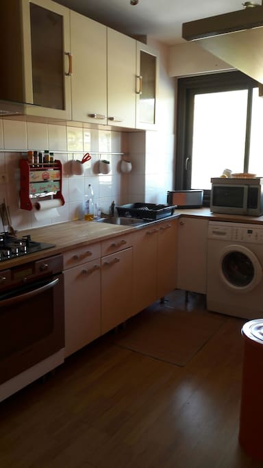 Cuisine équipée (frigo, congélateur, four, micro ondes, machine à laver, cafetière, grille pain, lave vaisselle...)
