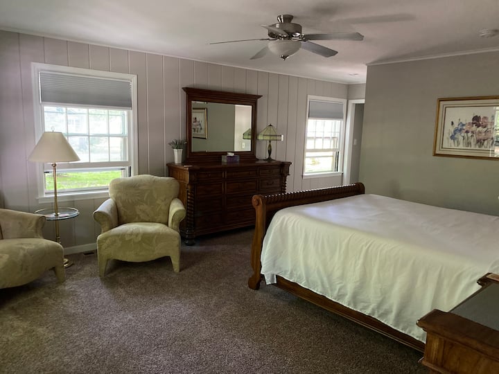 BR#1 Spacious queen main floor Master bedroom, photo 1 of 2