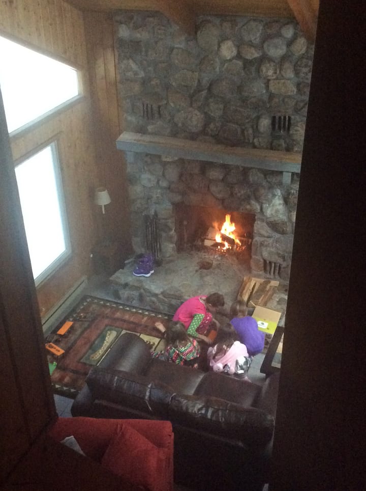 Vista de la sala de la chimenea desde el tercer piso.