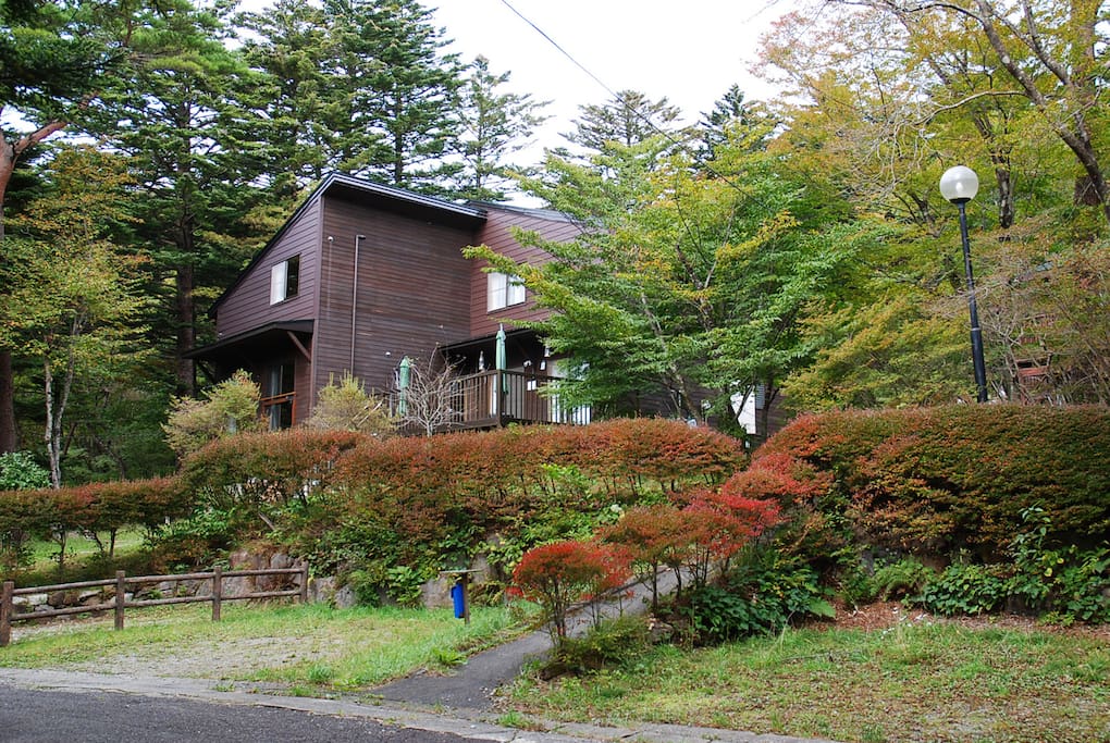 Nasu highland, vacation house. 那須高原の貸別荘。ゲスト専用棟(右側の棟)を1棟貸し切り。撮影時期:10月中旬