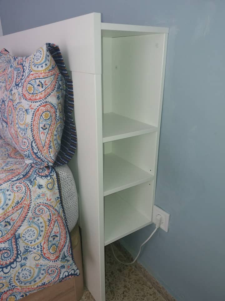 主房间：床头板上的抽屉