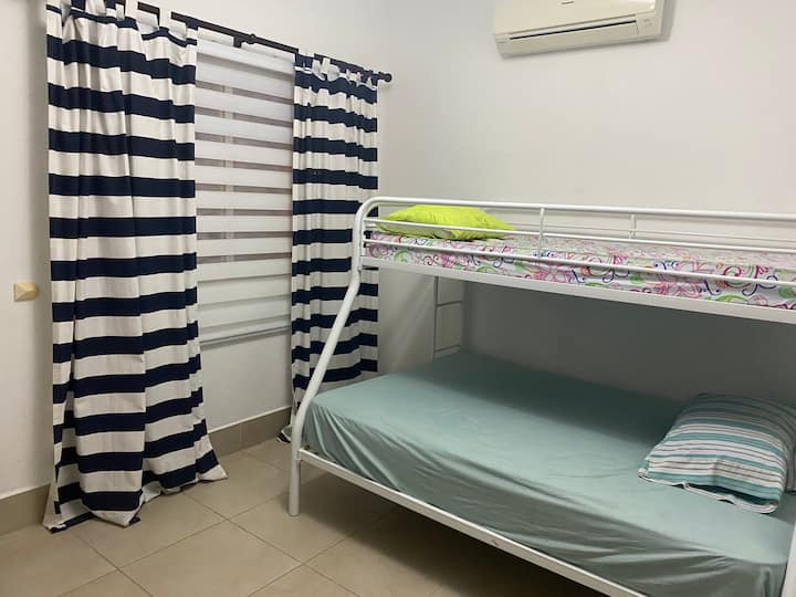 Camarote , abajo colchón doble, arriba colchón twin, adicional en caso necesario se cuenta con colchón inflable