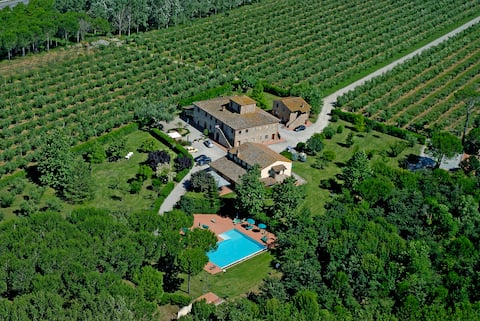Tuscany | Farmhouse with pool and restaurant