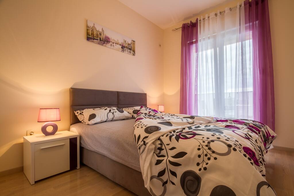 Bedroom with Queen Size Bed