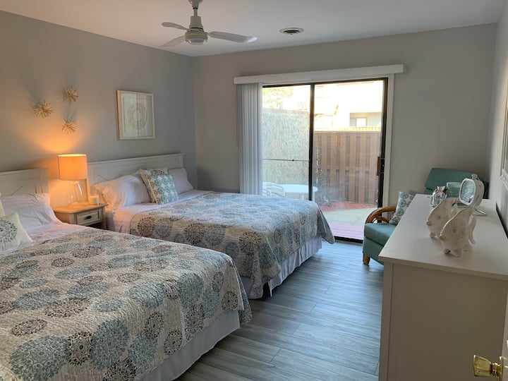 חדר שינה שני עם שתי מיטות קווין סייז.