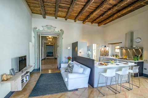 Elegant historic residence overlooking the sea in the center of the cathedral