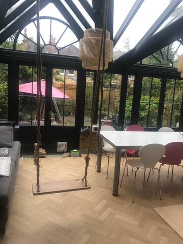 Beautiful house in centre of Kew with free parking gallery image 3