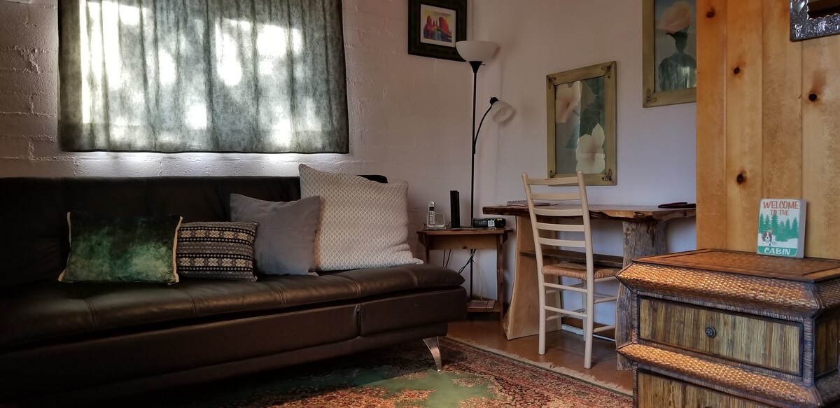 Tavolinë artizanale e punuar me aligator dëllinjë. 