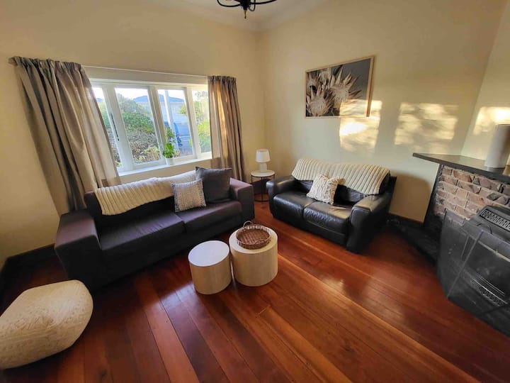 Sunny Seaside Bungalow In Lyall Bay - Wellington