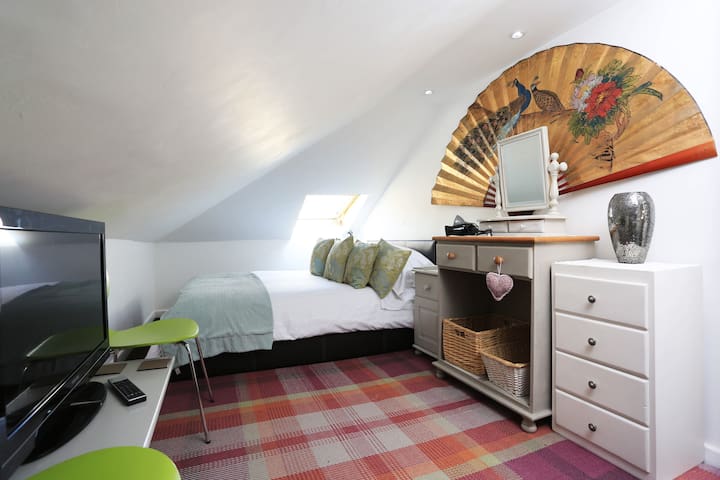 Double room near Southbourne great atmosphere