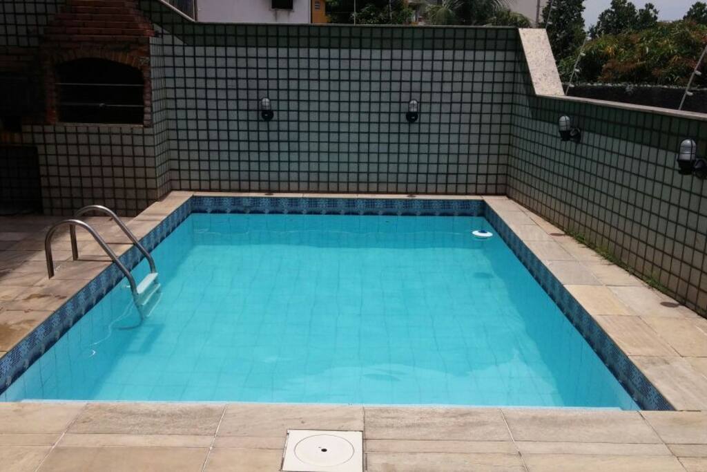Piscina com área de lazer.