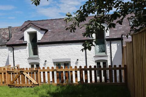 Plas Y Wennol - Cosy Country Cottage in West Wales