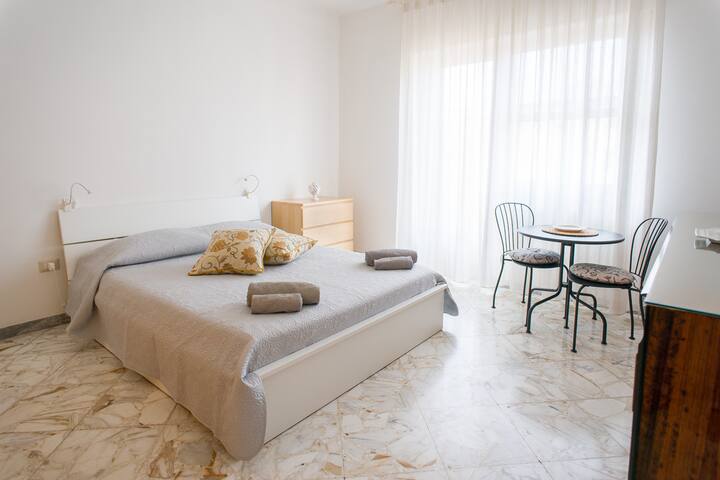 Spacious sunny modern room -old town and beach -B