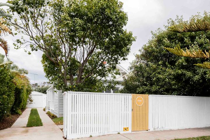 Cosy At Front Beach Torquay gallery image 5