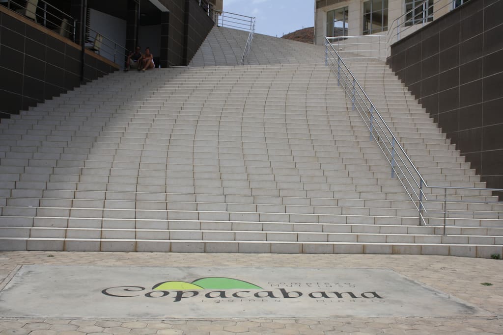 SUITE MARIPOSA IL CONDOMINIO COPACABANA, IL PIU' PRESTIGIOSO DI SAO VICENTE.
SEI A 10 MINUTI A PIEDI DAL CENTRO DELLA CITTA'!
DIMENTICA TAXI E AUTOMOBILE!