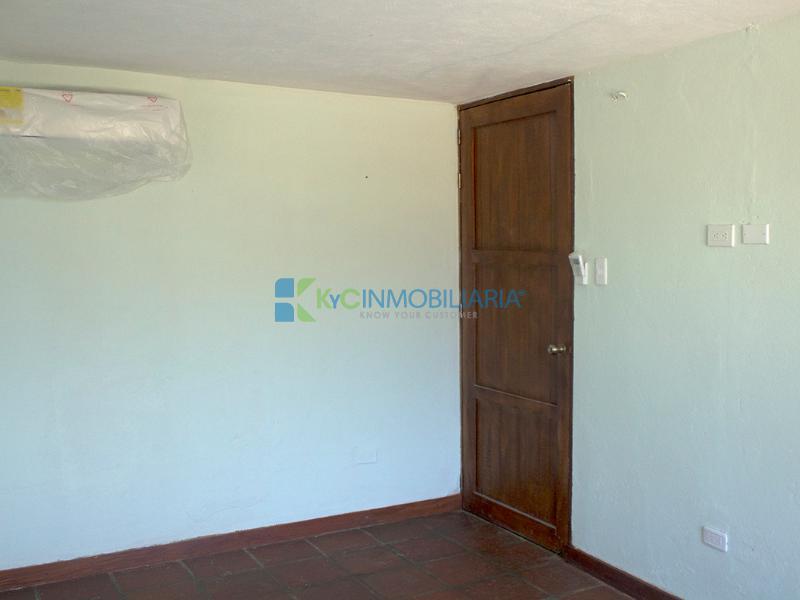 غرفة النوم رقم2 بسرير مزدوج وسرير واحد ومكيف هواء.