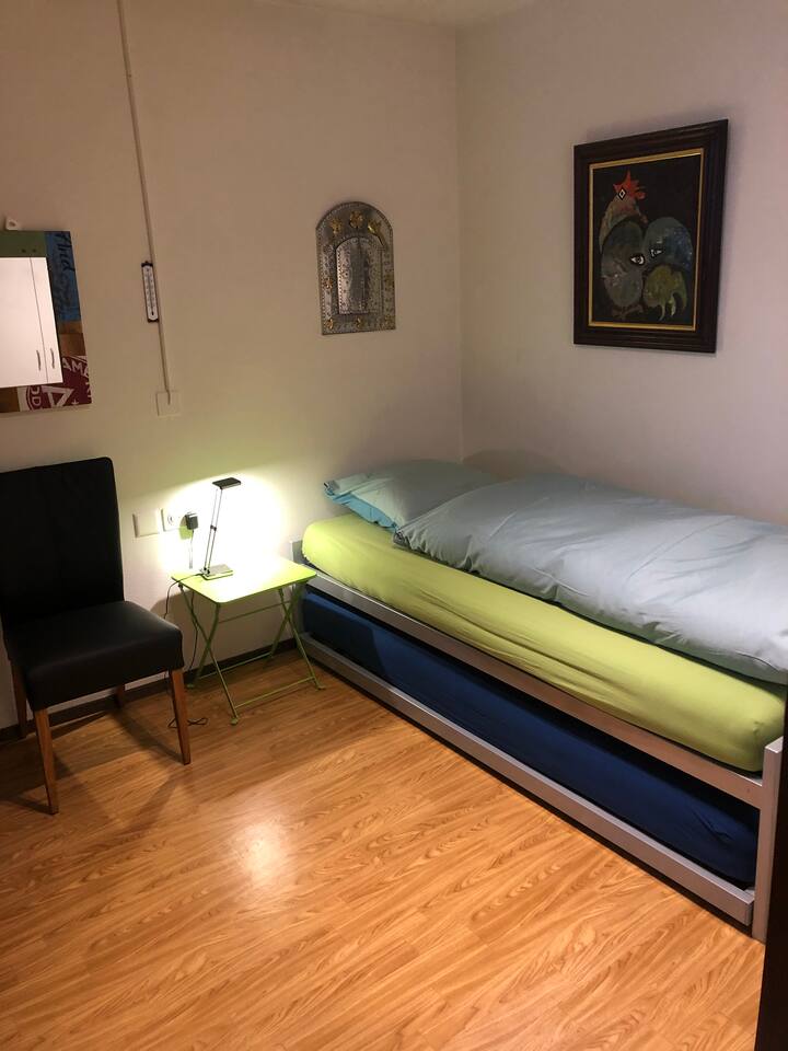 Lit simple qui a un autre lit en dessous qui sort 