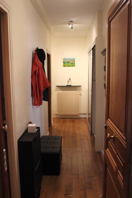 couloir d'entrée desservant à gauche toilettes et chambre n°2, à droite salon, salle de bain et chambre n°1
Cuisine au bout du couloir sur la gauche