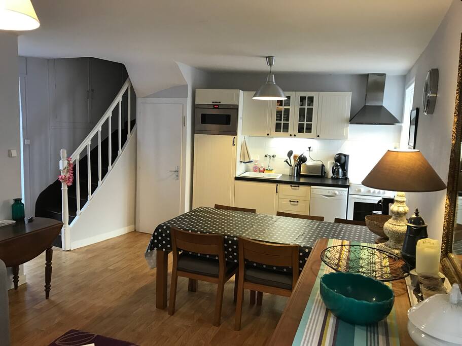 Cuisine totalement équipée et situé dans la pièce à vivre. Grande table pour 6/7 personnes. Chaise haute à disposition..