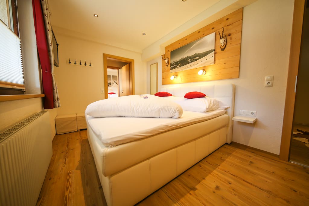 Schlafzimmer mit 32 Zoll TV