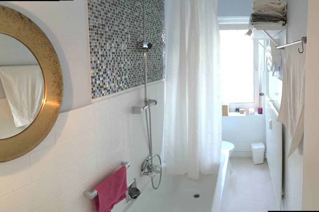 Badezimmer mit Badewanne/ Wasserfalldusche