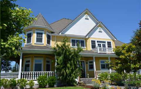 Chateau on 34 acres just minutes from Portland!