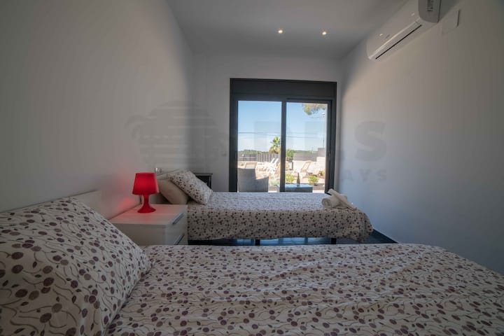 Bedroom 4 with two single beds