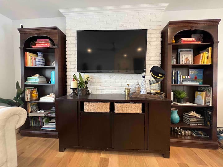 Televisheni janja kote nyumbani, picha hii ni ya sebule ya jua.