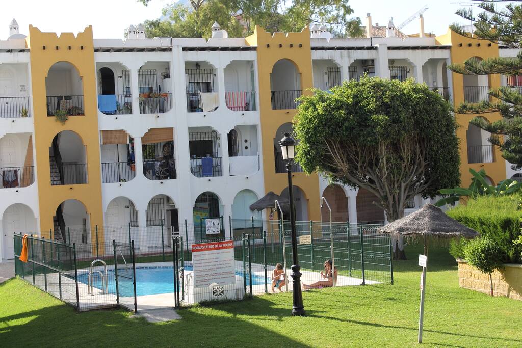 PISCINA Y ZONAS COMUNES