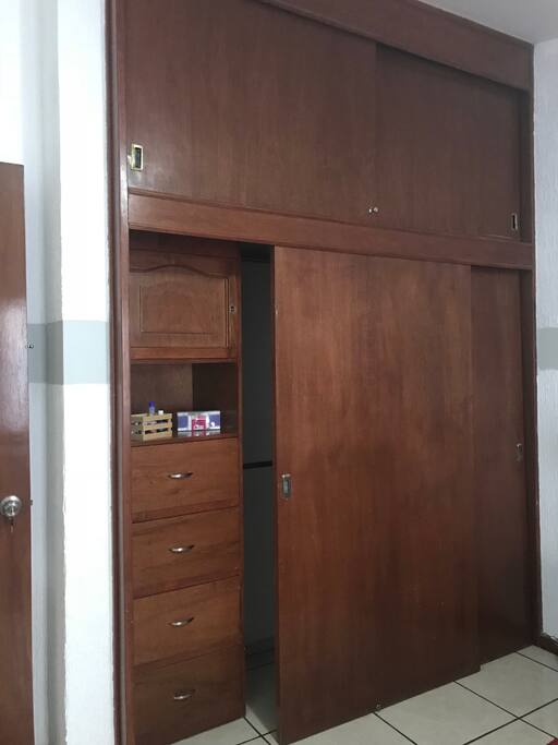 Ampio closet, con llave para que puedan guardar sus pertenencias de valor.